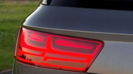 Audi Q7 e-tron (2016) - lewy tylny reflektor - w??czony