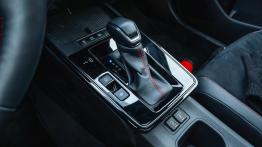 Toyota Corolla Cross GR SPORT 2026 - tunel ¶rodkowy miêdzy fotelami