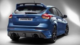 Ford Focus III RS (2016) - tył - reflektory włączone