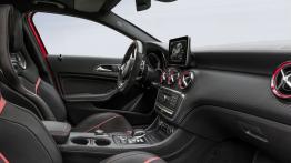Mercedes A 45 AMG (W 176 Facelifting) 2016 - widok ogólny wnętrza z przodu