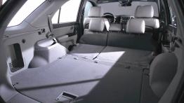 Kia Sorento 2006 - tylna kanapa złożona, widok z bagażnika
