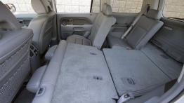 Honda Pilot 2006 - tylna kanapa złożona, widok z boku