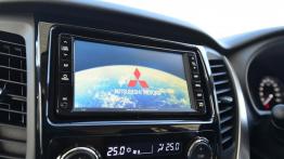 Mitsubishi Pajero Sport (2016) - ekran systemu multimedialnego