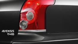 Toyota Avensis 2006 - prawy tylny reflektor - włączony