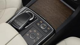 Mercedes-Benz GLS (2016) - panel sterowania na tunelu środkowym