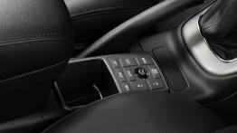 Toyota Avensis 2006 - tunel środkowy między fotelami