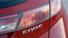 Honda Civic 2006 - prawy tylny reflektor - wyłączony
