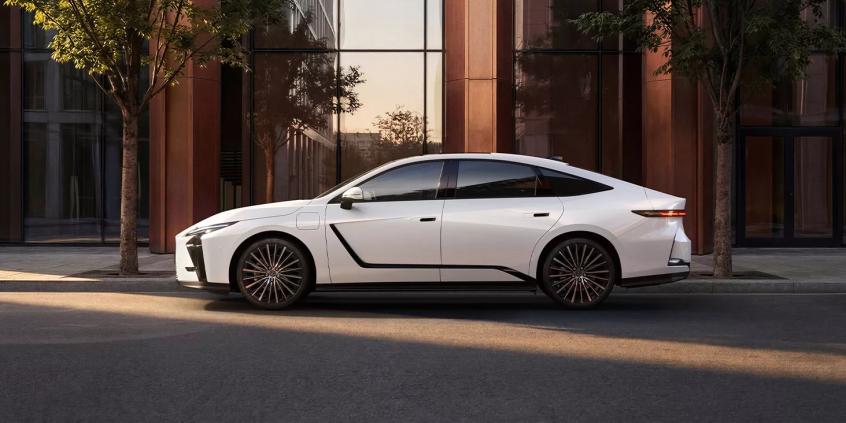 Nowy Lexus ES może namieszać w klasie premium. Nawet 343 KM i zasięg ponad 500 km