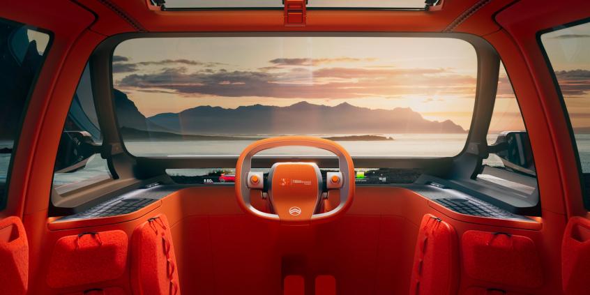 Citroen ELO jest wielkości C3. W środku zmieścił sypialnię i salę kinową