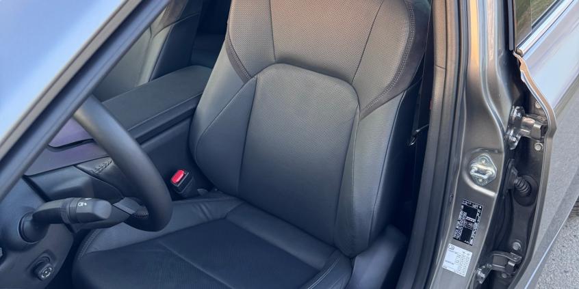 Toyota Camry Hybrid Executive wydaje się nudna, a jest świetna. Niczego nie udaje, bo nie musi