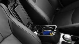 Citroen C-Crosser 2007 - tunel środkowy między fotelami