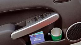 Mazda 2 3Dr. 2007 - schowek w drzwiach przednich