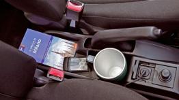 Mazda 2 3Dr. 2007 - tunel środkowy między fotelami