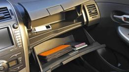 Toyota Corolla Sedan 2007 - schowek przedni otwarty