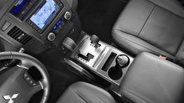 Mitsubishi Pajero 2007 - widok ogólny wnętrza z przodu