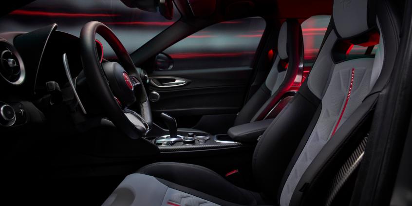 Włoska inżynieria w ekstremalnym wydaniu. Alfa Romeo prezentuje Giulię Quadrifoglio Luna Rossa