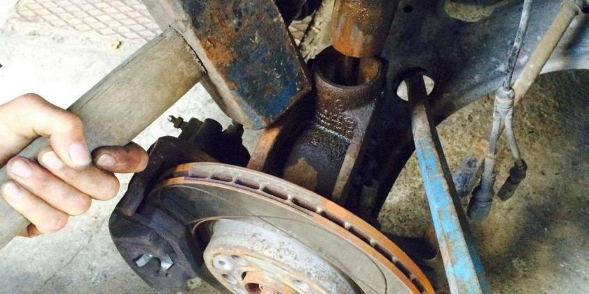 Zadanie na weekend: Jak samodzielnie wymienić zawieszenie?