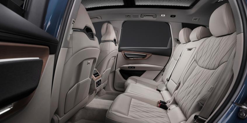 Nowe Audi Q7 z dieslem V6 i kosmicznymi światłami debiutuje na rynku. BMW i Mercedes mają poważny problem