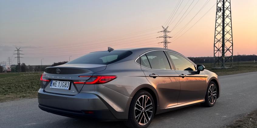 Toyota Camry Hybrid Executive wydaje się nudna, a jest świetna. Niczego nie udaje, bo nie musi
