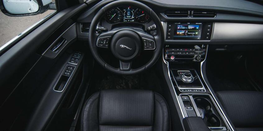 Jaguar XF - czarny charakter