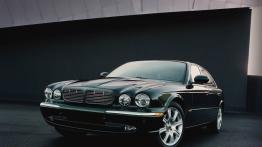 Jaguar XJ8 - widok z przodu