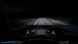 Peugeot 508 GT (2018) - kokpit, nocne zdj?cie