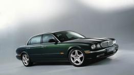 Jaguar XJ8 - widok z przodu