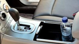 Subaru Tribeca 2008 - tunel środkowy między fotelami