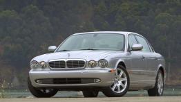 Jaguar XJ8 - widok z przodu