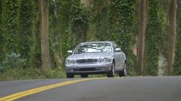 Jaguar XJ8 - widok z przodu