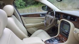 Jaguar XJ8 - widok ogólny wnętrza z przodu