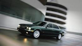 Jaguar XJ8 - widok z przodu