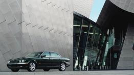 Jaguar XJ8 - widok z przodu