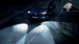 Renault Kadjar (2018) - przód - reflektory w??czone