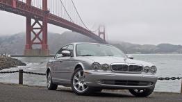 Jaguar XJ8 - widok z przodu