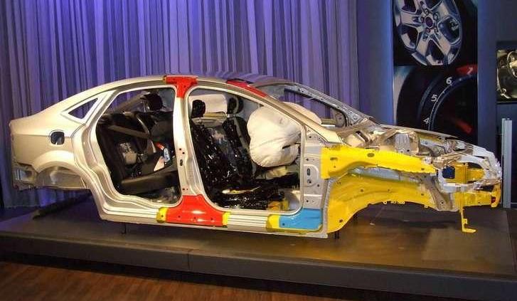 Ford Mondeo - auto Jamesa Bonda