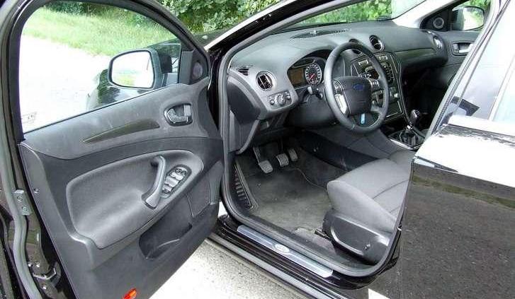 Ford Mondeo - auto Jamesa Bonda