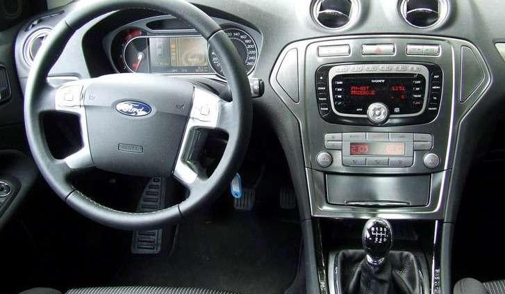 Ford Mondeo - auto Jamesa Bonda