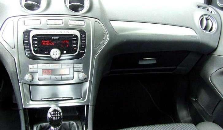 Ford Mondeo - auto Jamesa Bonda