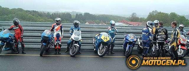 Noszą spodnie i buty motocyklowe...