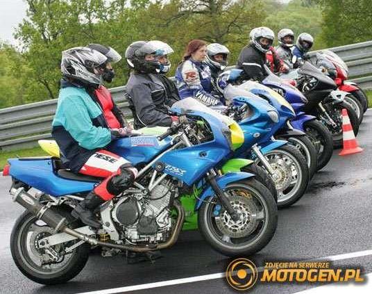 Noszą spodnie i buty motocyklowe...