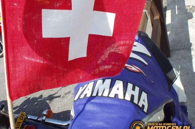 Noszą spodnie i buty motocyklowe...