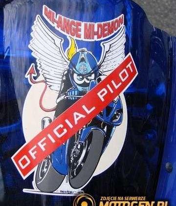 Noszą spodnie i buty motocyklowe...