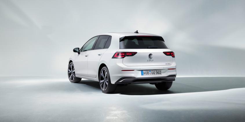 VW Golf 2026: 1.5 eTSI vs 1.5 eHybrid – czy 100 km zasięgu PHEV uzasadnia dopłatę 20 tys. zł?