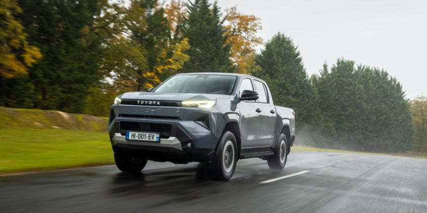 Nowa Toyota Hilux jest rewolucyjna. Aż 4 rodzaje napędu, w tym elektryczny