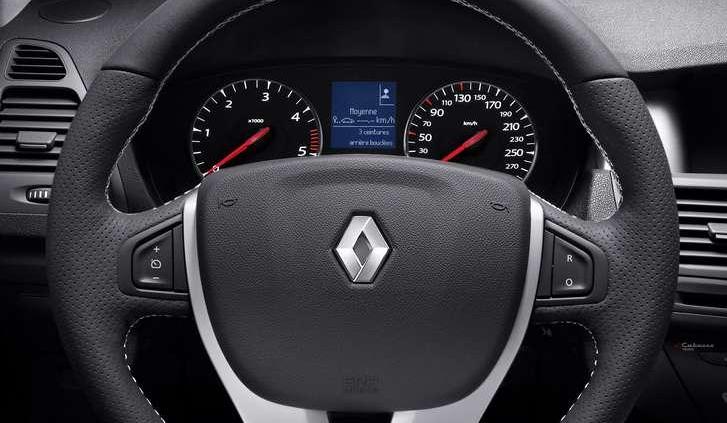 Renault Laguna GT z czterema skrętnymi kołami