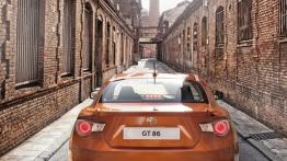 Toyota GT 86 - tył - reflektory włączone