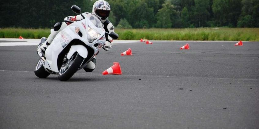 Wyższa szkoła jazdy Suzuki - prędkość może być bezpieczna
