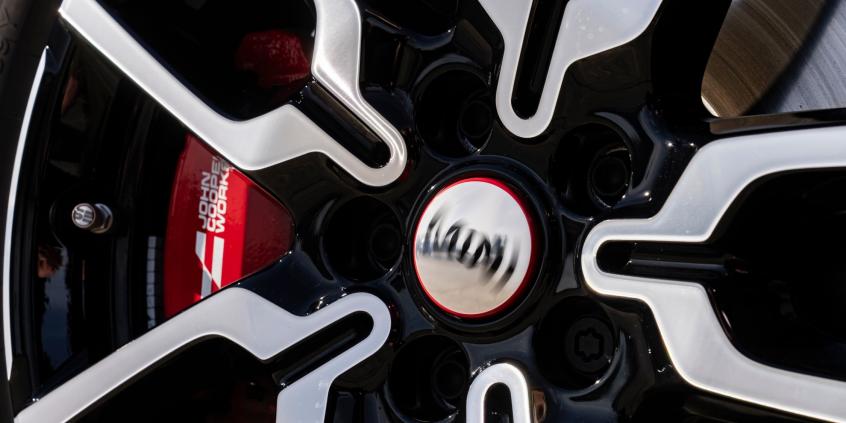 Historia napisana na nowo. MINI wskrzesza rajdowe barwy z 1965 roku w Victory Edition