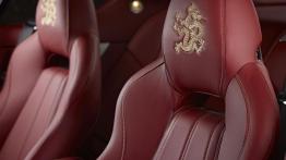 Aston Martin Virage Dragon 88 - zagłówek na fotelu kierowcy, widok z przodu